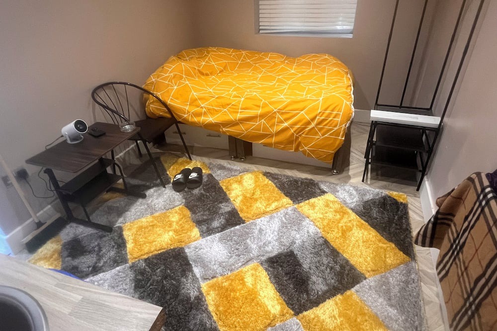 Marlborough Apartment | New large studio flat with garden