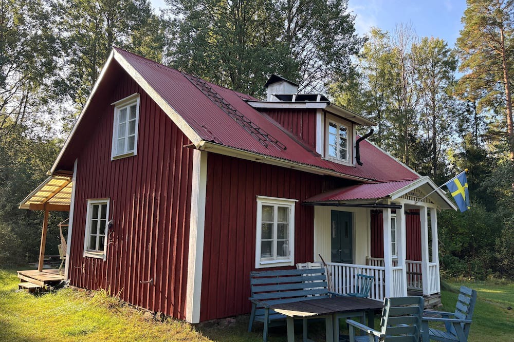 Hogsby Municipality House | Hus Blommekulla - Historic Swedish house in a secluded location with boats & pure nature