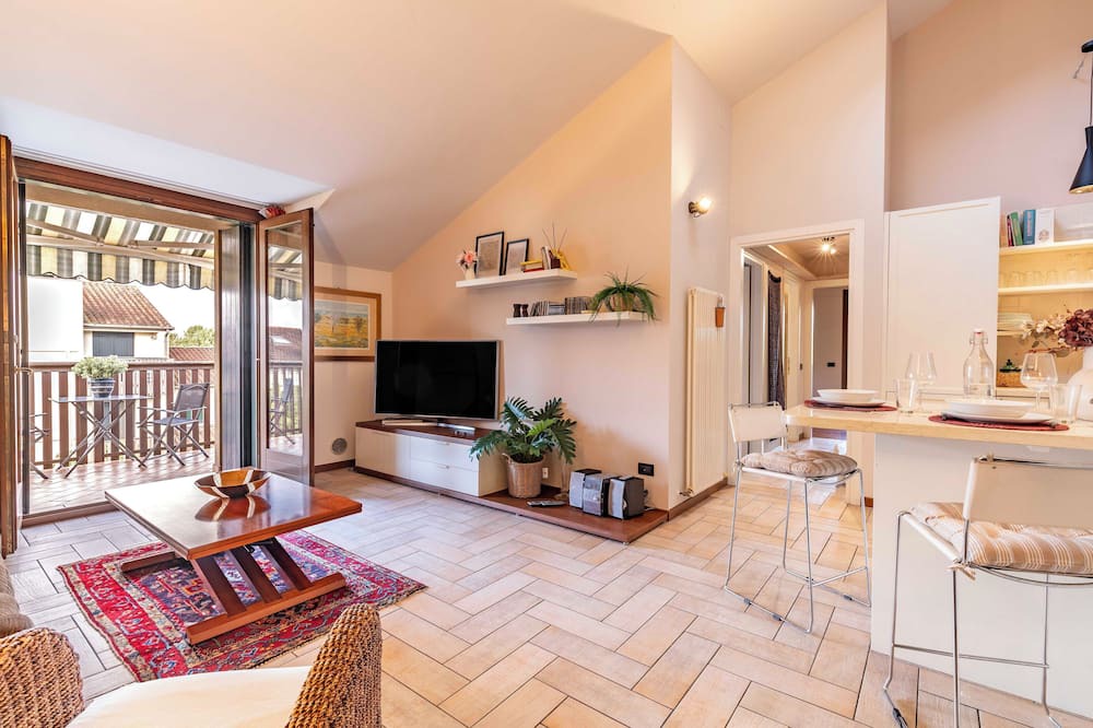 Treviso Apartment | Livable terrace, brightness and comfort, just a step away from the Acorn!
