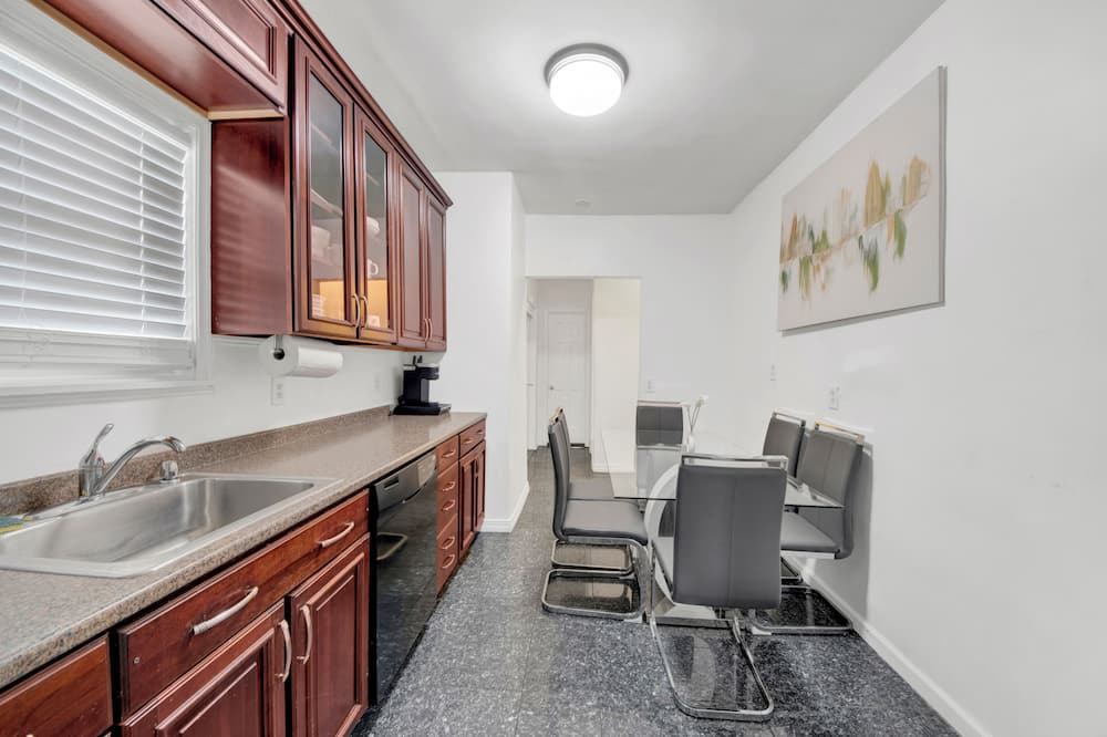 Southeast Yonkers House | Designer Home 3BR Retreat mins to NYC H1