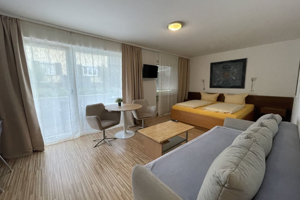 Leonberg Apartment | Studio with balcony and a sofa