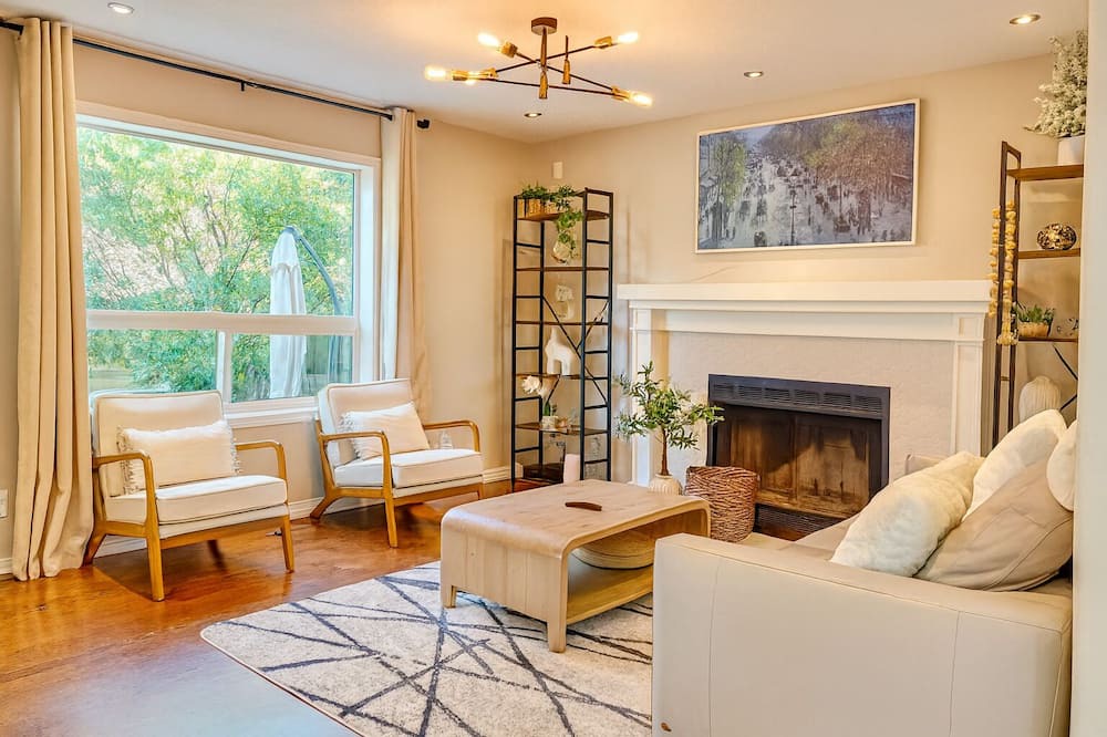 Signal Hill House | Modern 4BR Home with Garage, Fireplace & Backyard