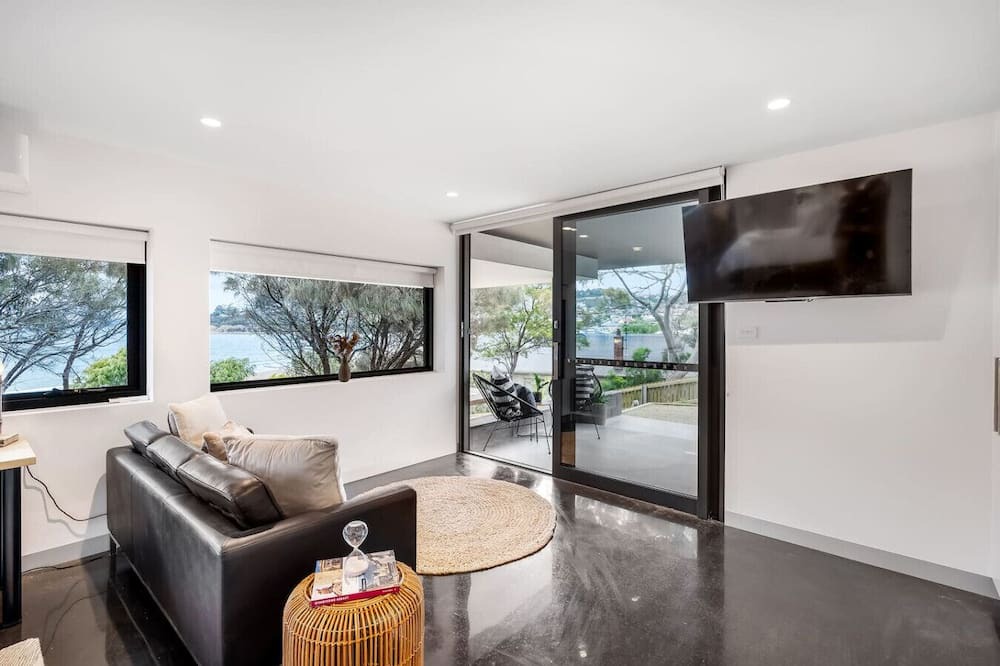 Blackmans Bay Apartment | Beachfront W/Breathtaking Views