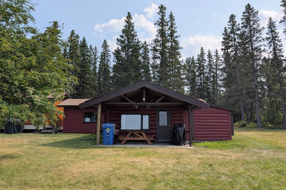 The Pas Cabin | Snowy Owl: A lakefront log cabin at Clearwater Lake for the whole family!