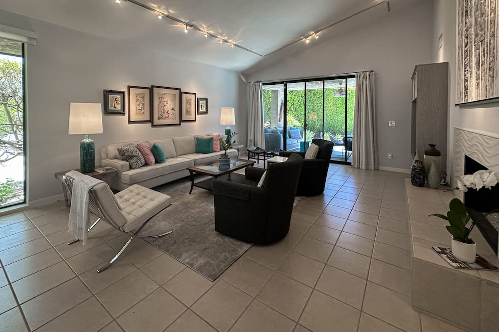 Palm Springs House | Elegant home w/ sparkling pool/spa, bbq grill - community tennis courts