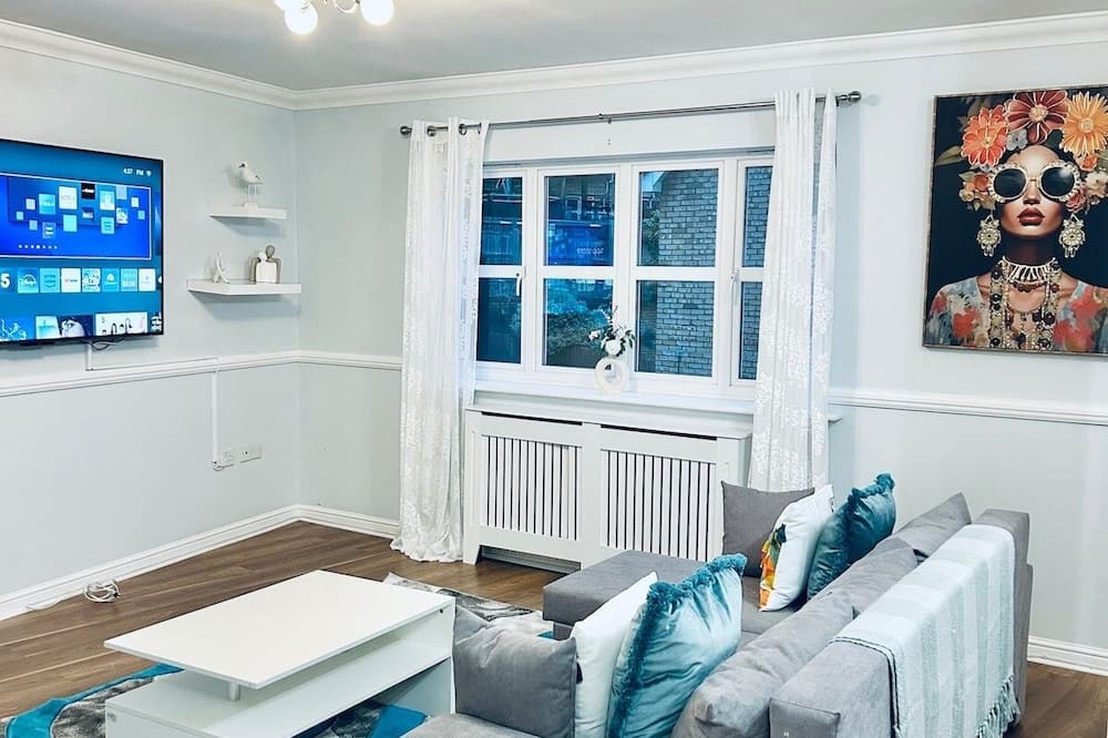 Greenhithe House | Luxury 4BR House , Bluewater, Dartford, Parking