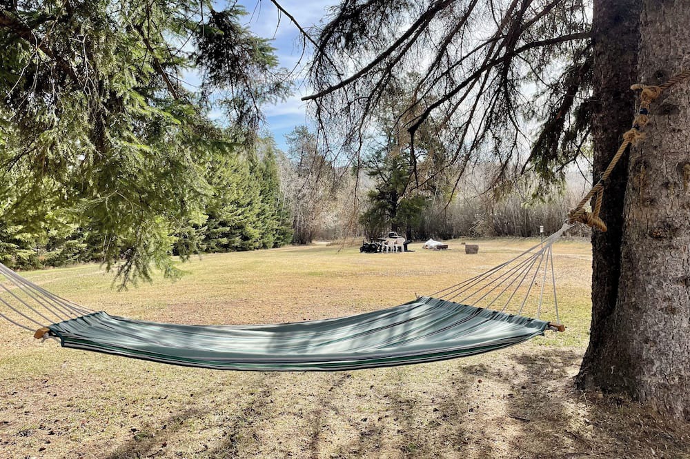 Central Alberta Cottage | Cozy Cottage near Ski Hill Retreatn-Sleeps 4