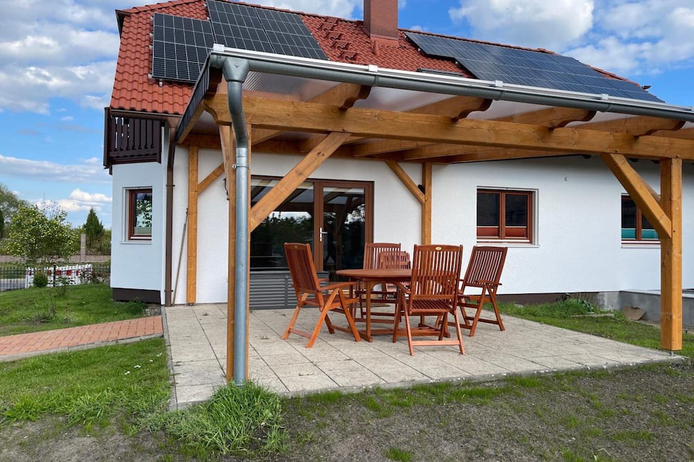 Oberuckersee Apartment | Apartment 'Am Gallowayhof' with private terrace, private garden and Wi-Fi