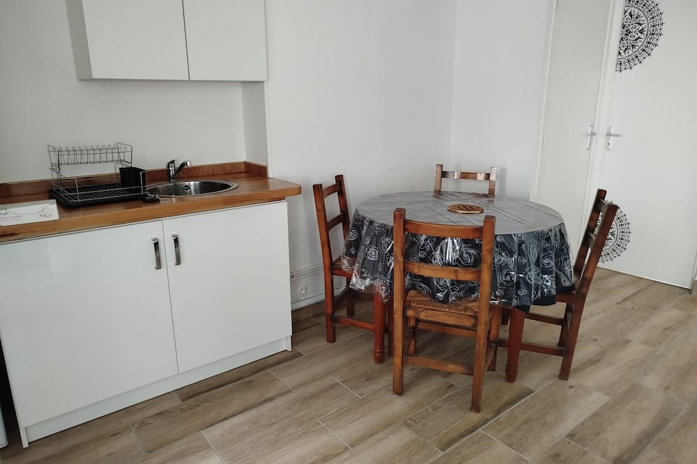 Irancy House | Renovated apartment in quiet wine-growing village. 15min from Auxerre.