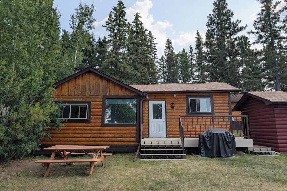 The Pas Cabin | Boreal Owl: A cozy 1-bedroom lakefront cabin at Clearwater Lake