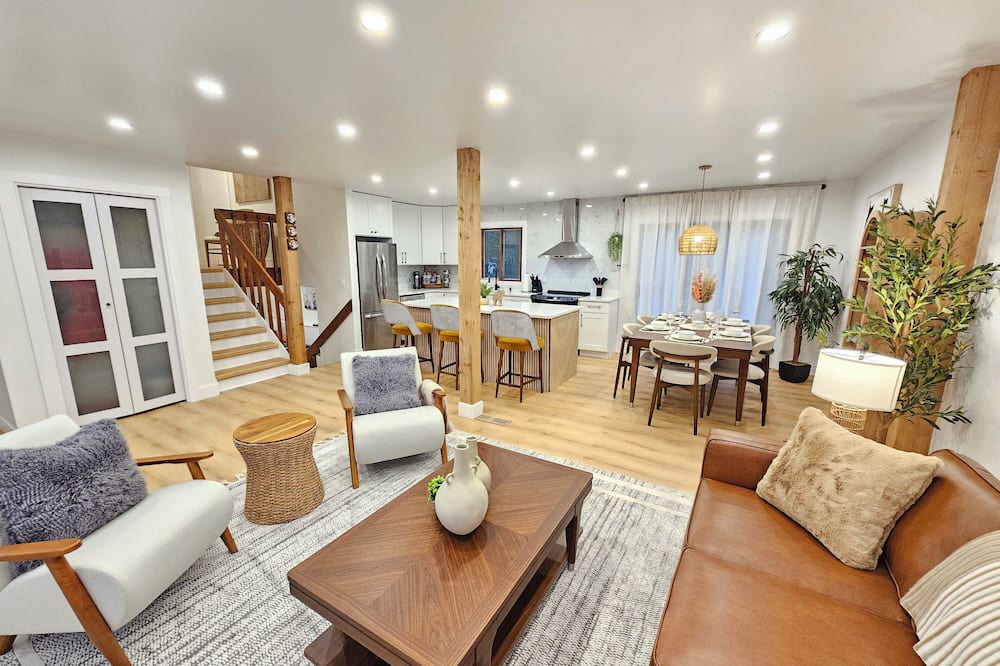 Waukegan House | Modern Retreat near Six Flags & Naval Base