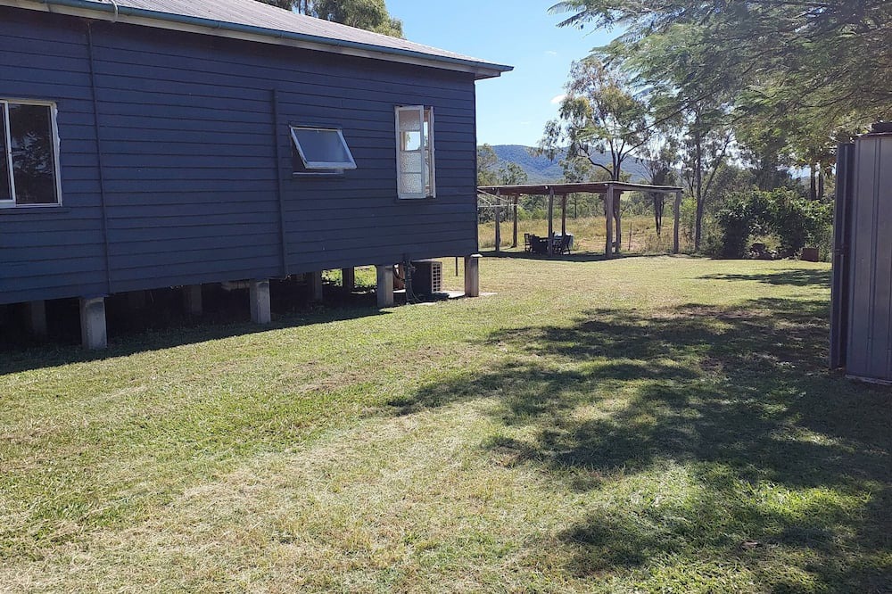 Taunton House | Ridge Top Farm House - 20 mins from Agnes Water/1770 - bush and beach holiday