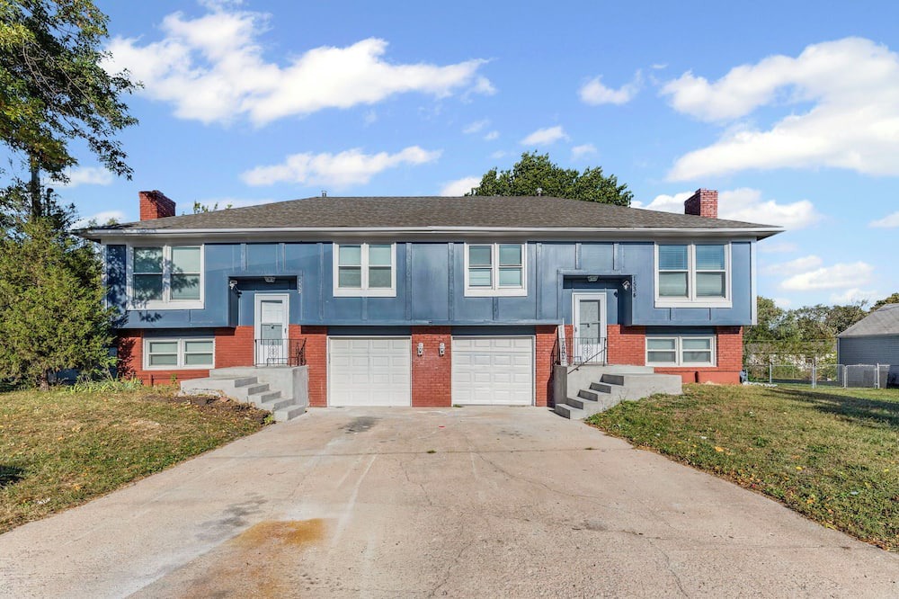 Olathe House | Tranquil 3-bedroom Duplex in Olathe KS with 1King 1Queen, 1 Full and 1 Crib beds