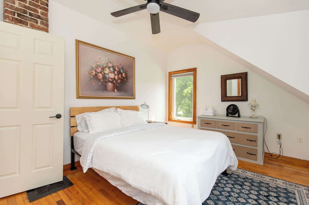 St. Albans Historic District House | Entire 1 Bdrm house, 5 mins from NWMC and DwnTwn