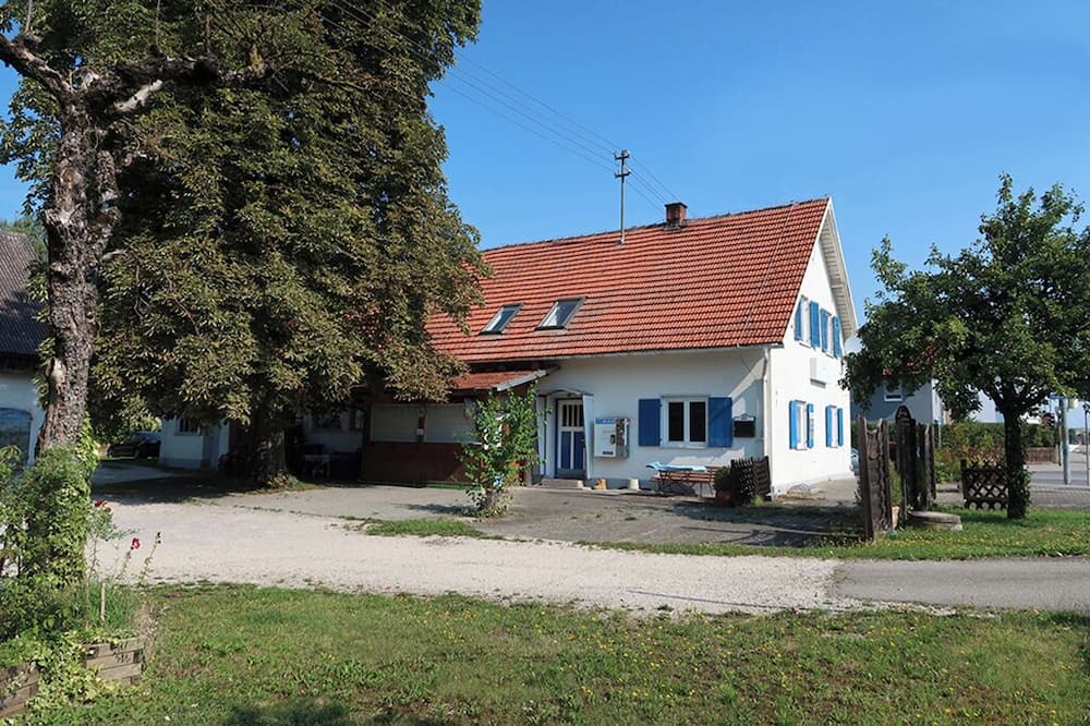 Koenigsbrunn Apartment | Fitters' apartment with plenty of space and parking facilities