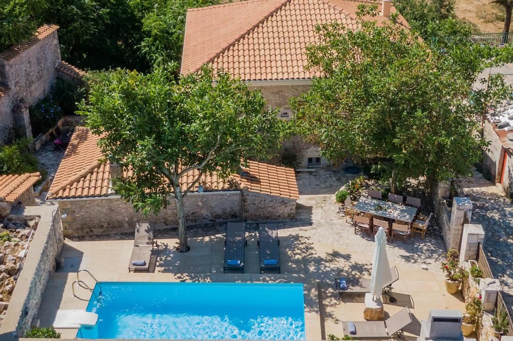 Loucha Villa | Villa "Callisto" with Mountain View, Wi-Fi, and Air Conditioning