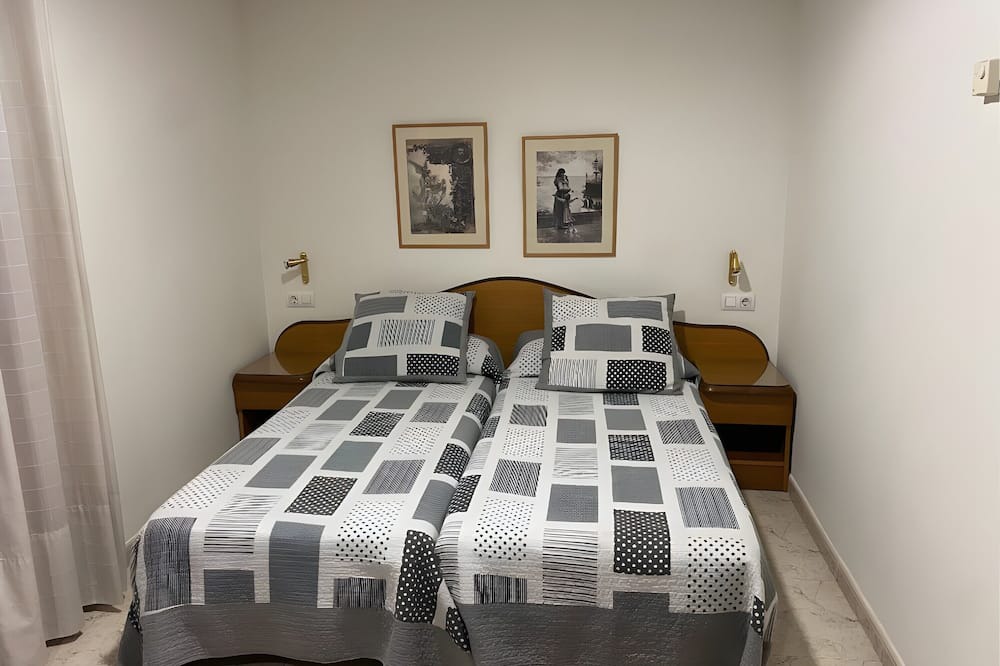 Figueres Bed & Breakfast | Bed and Breakfast 'Habitació Familiar' with Balcony, Wi-Fi, and Air Conditioning