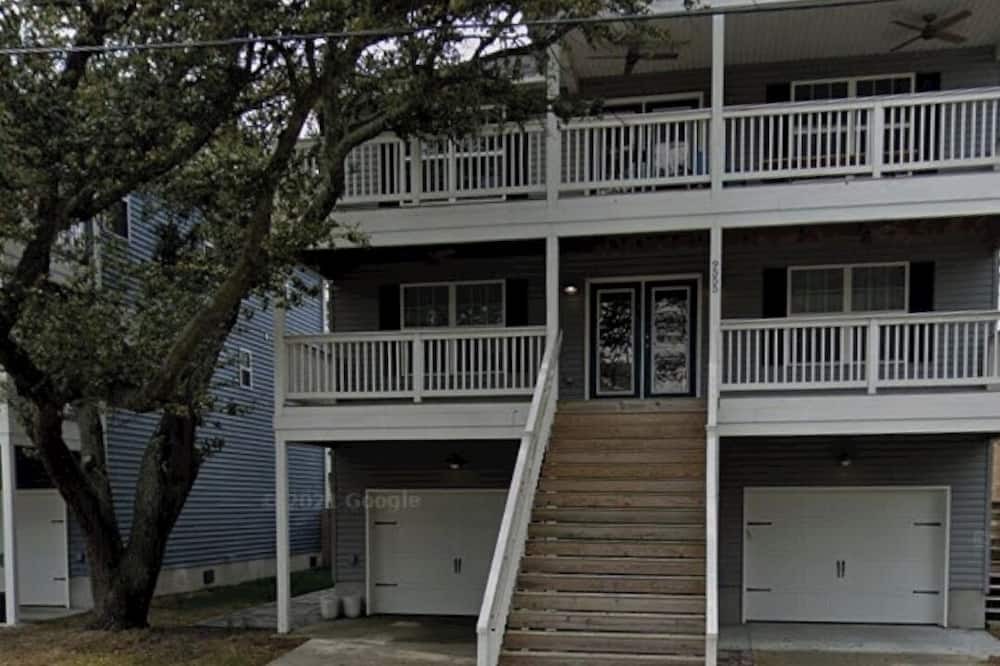 East Ocean View House | 3 level home 2 blocks from the beach