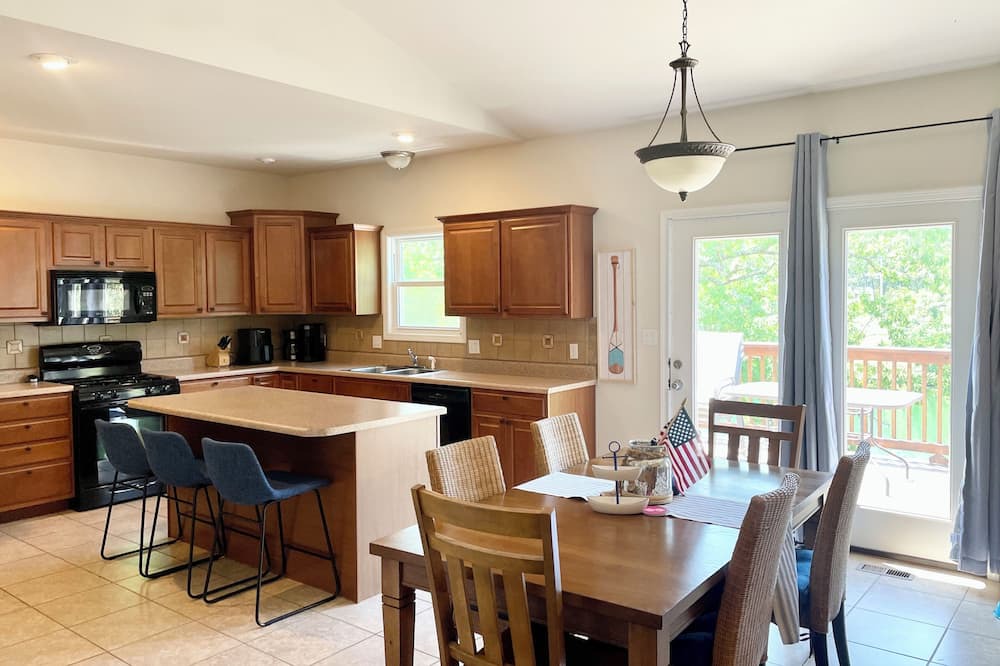 Bonne Terre House | Serene retreat with lake views. Long-term rental and family friendly.