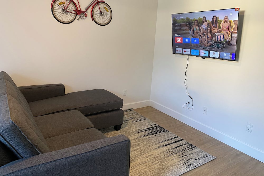 East Newton North House | Spacious 3-bedroom Suite in fabulous Surrey Wi-Fi, EV Charging, Basketball Court