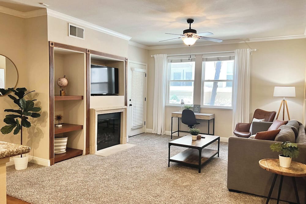 Reno/Tahoe Airport Apartment | Relaxing 2-BR Apt with Pool, Hot Tub & Gym