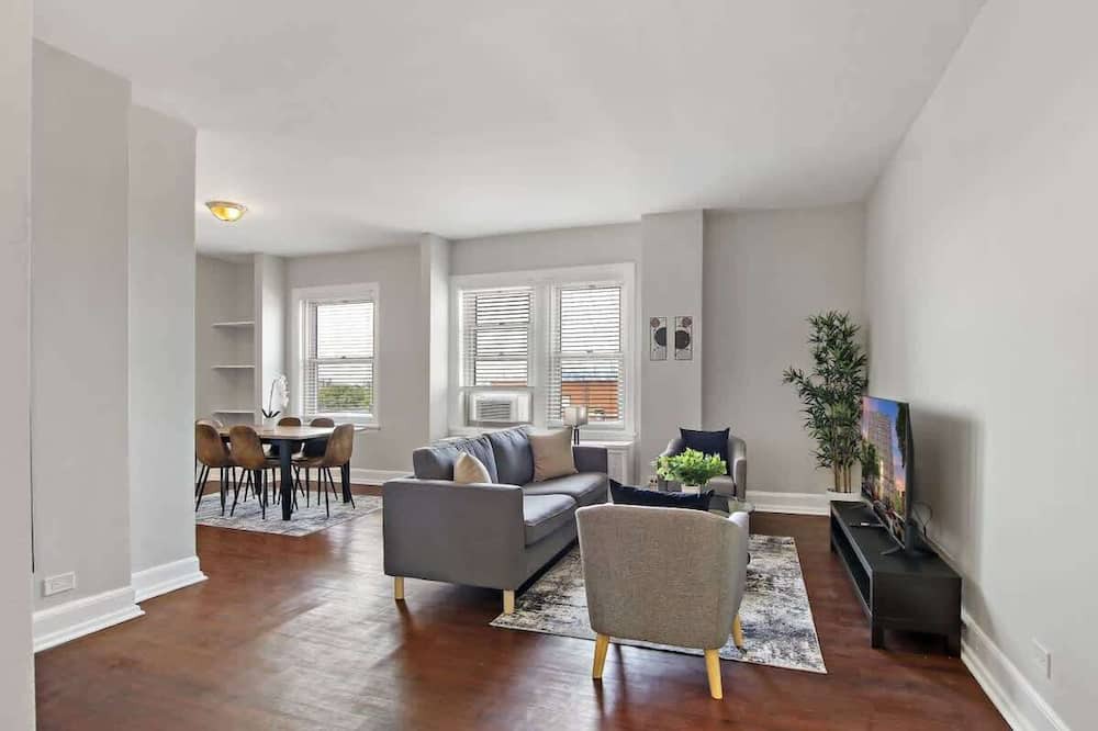 Hyde Park Apartment | Sleek & Spacious 3BR Apartment
