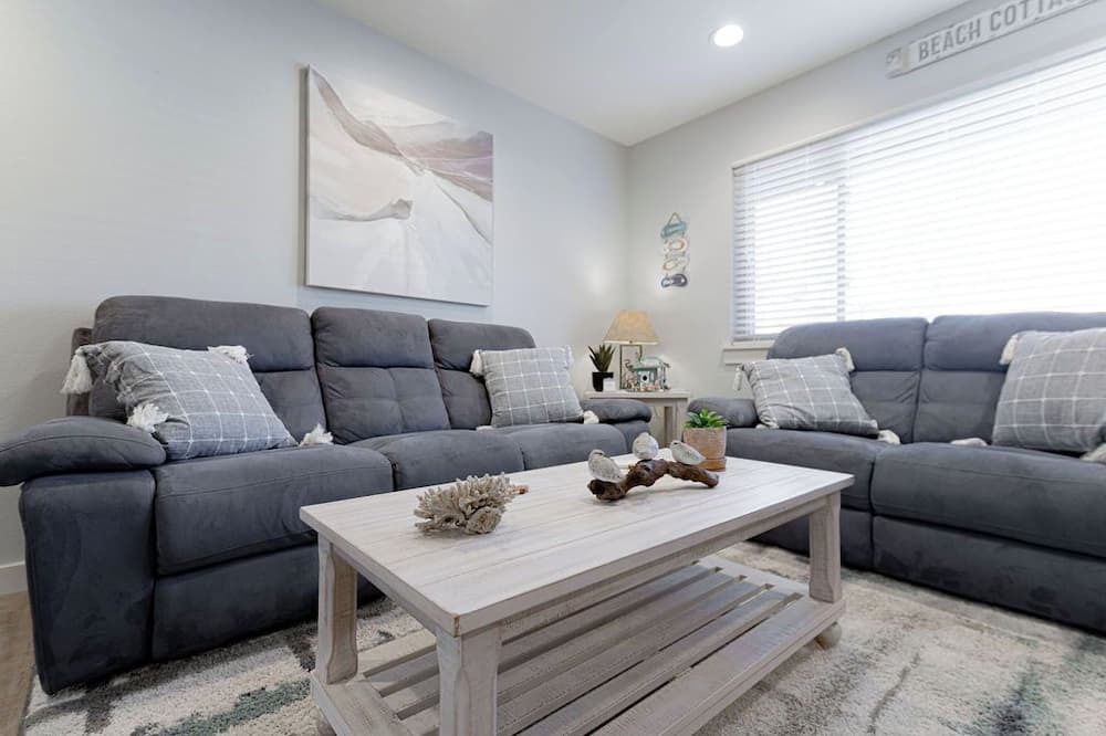 Port Aransas Condo | Roomy 1 BDRM block from the BEACH Large Pool w/a Private Courtyard