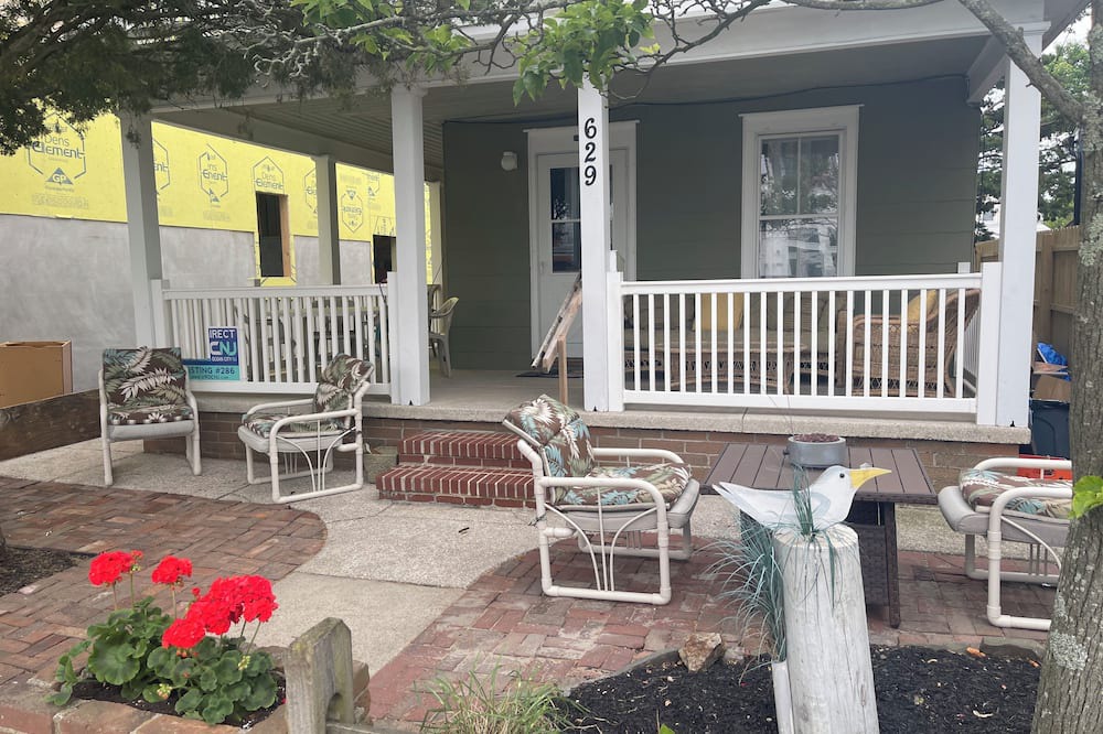 North End House | Downtown 5 Bedroom Single Family that SLEEPS 14!