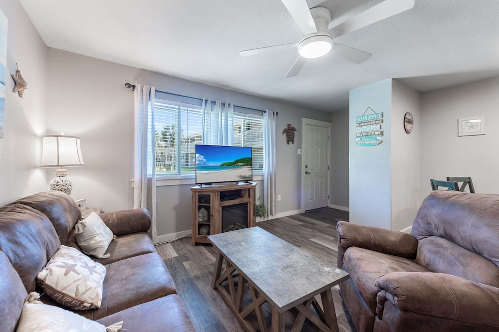 Port Aransas Condo | Roomy 1 BDRM Large Pool w/a Private Courtyard and a 5 Min Walk to the Beach