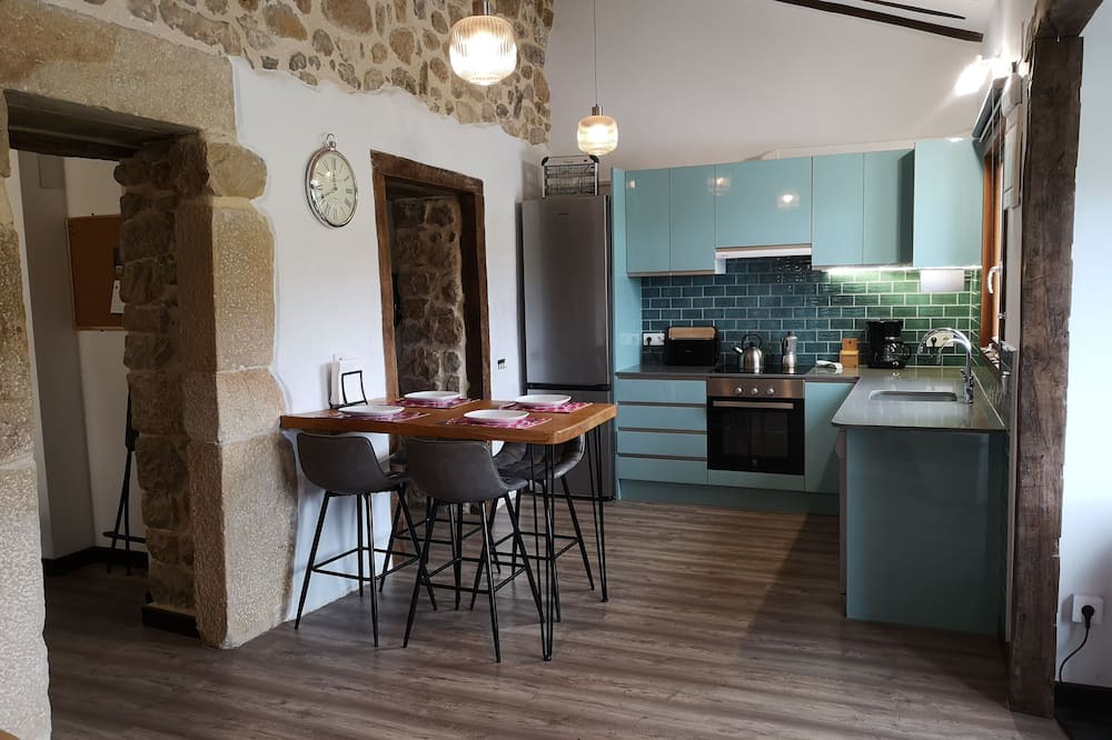 Lloreda Apartment | Rustic, spacious apartment in the Valles Pasiegos, with sheep and hens