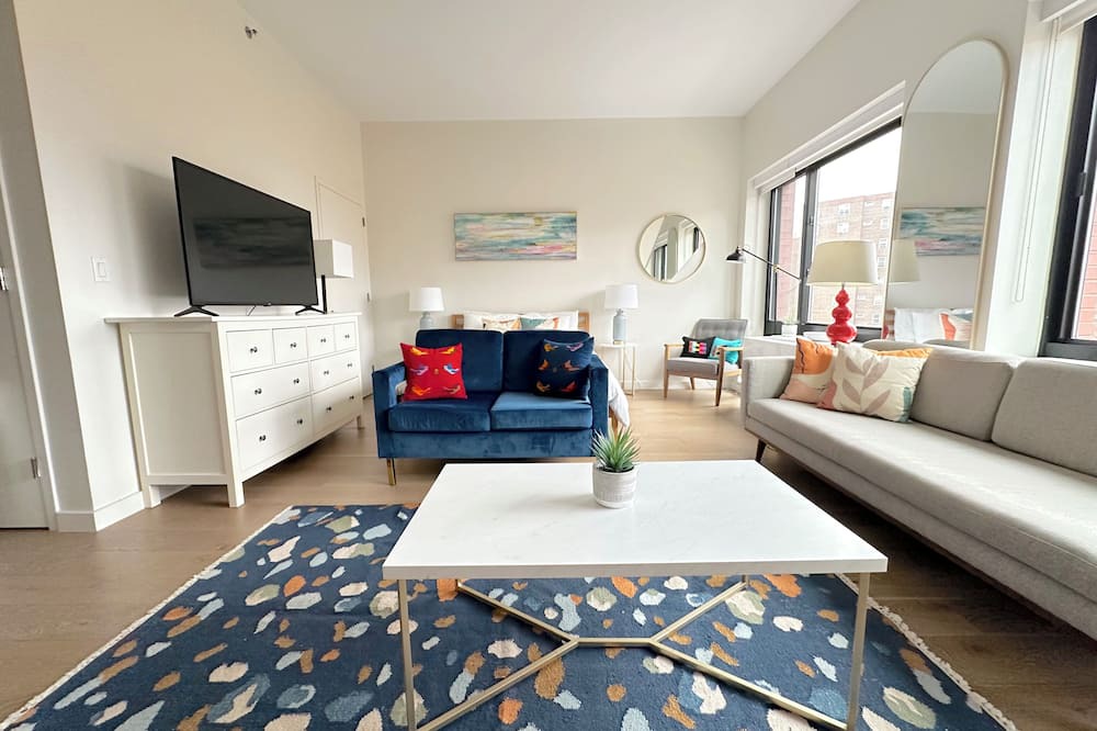 Ukrainian Village Apartment | Spacious Modern East Village Apartment - Luxury Elevator Building