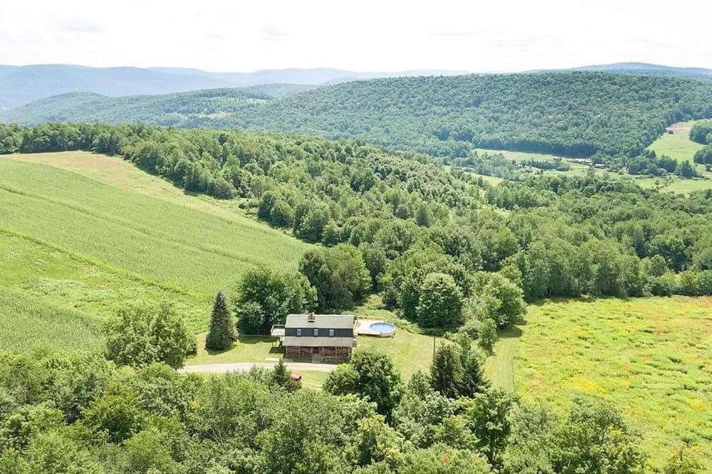 De Lancey Ski Chalet | Relax in the Catskills: Spacious 4-Bedroom Chalet for 9 guests in a remote area.