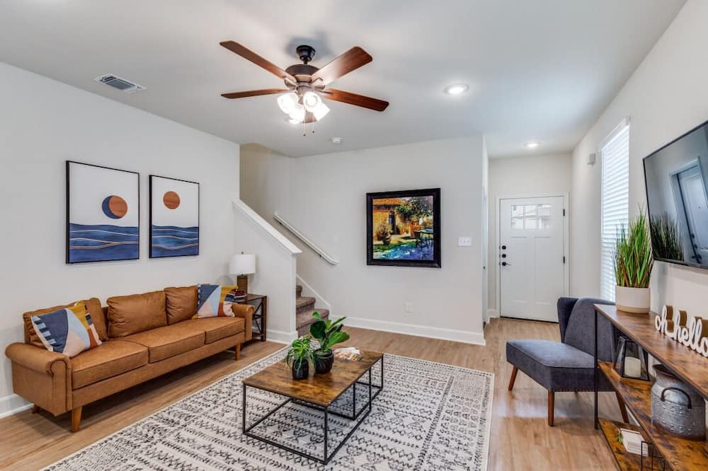 San Antonio House | Amazing 3 Bed 2 Bath Walk to Everything 6 Flags is Minutes Away