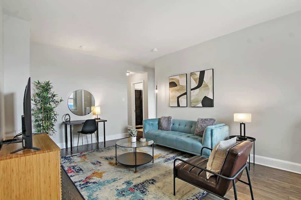 Hyde Park Apartment | 1BR Sleek and Comfy Chicago Apartment