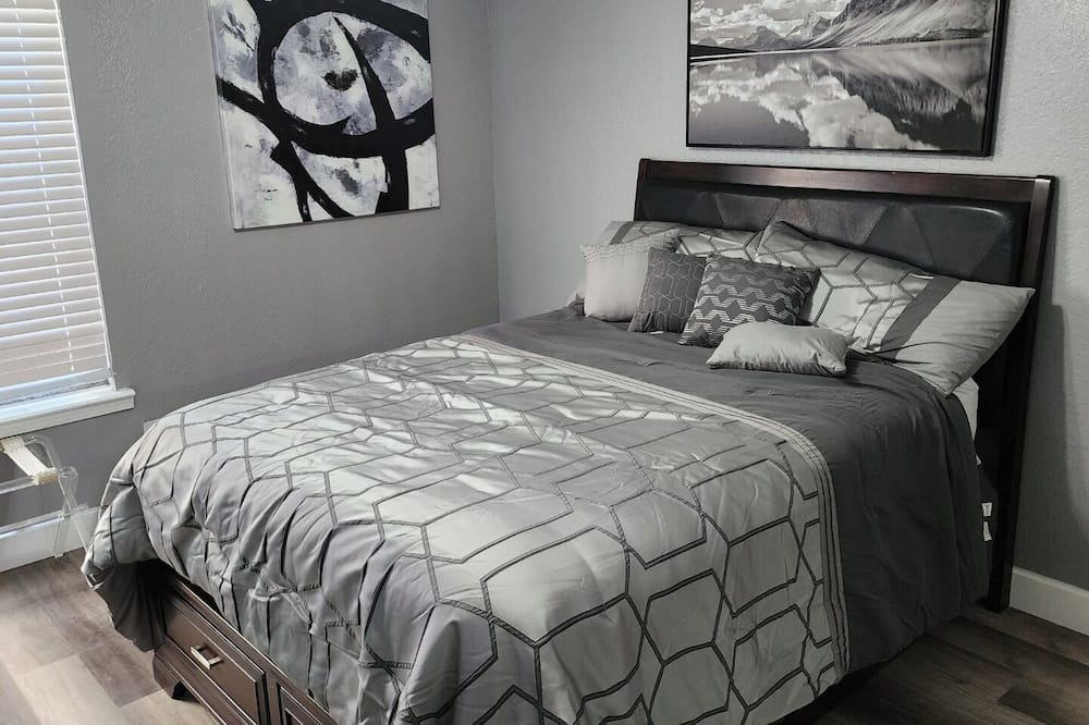 Shreveport Condo | 2-bedroom condo in lovely Shreveport with WiFi, AC