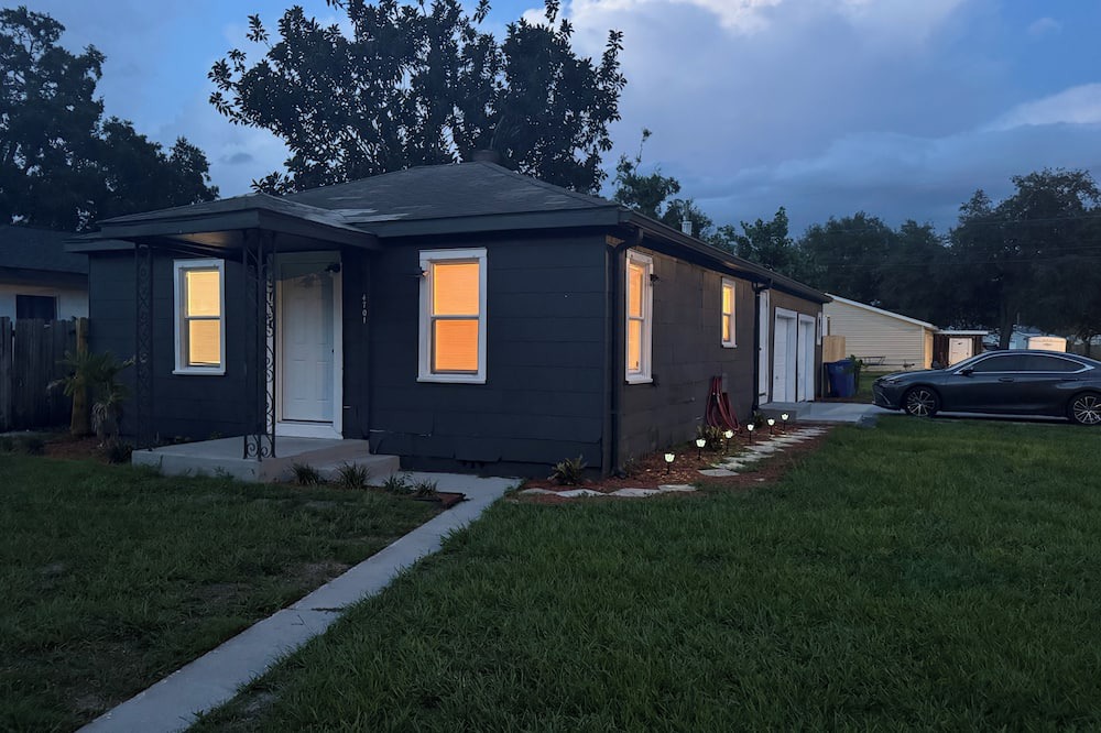 St. Petersburg - Clearwater House | Charming 2-bedroom Bungalow with WiFi, AC in close to downtown St. Petersburg