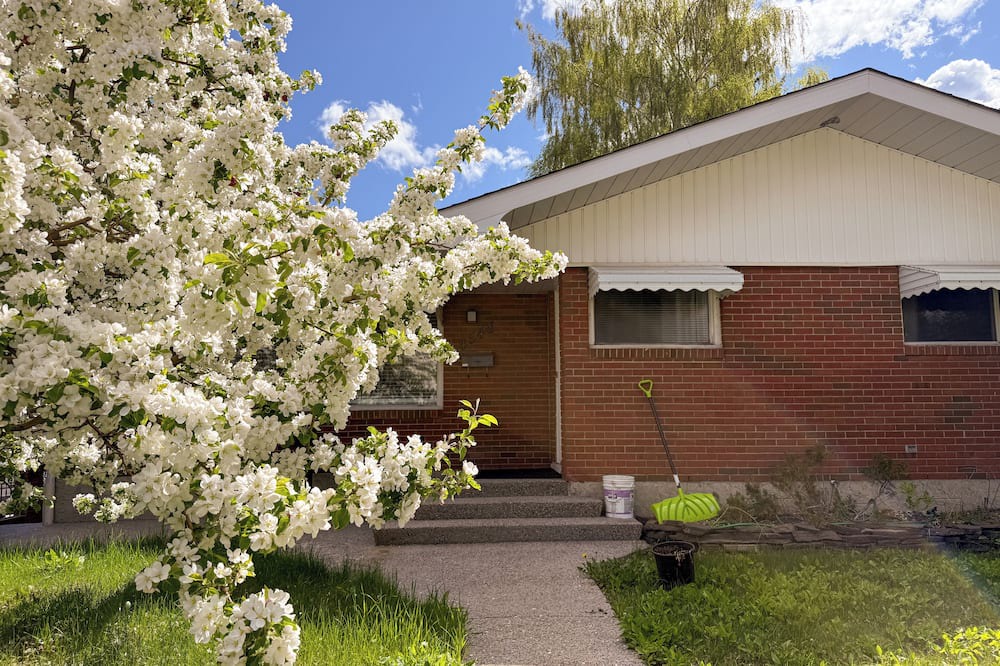 Varsity House | Cozy 3BD Basement Suite, 1 Bath in Varsity
