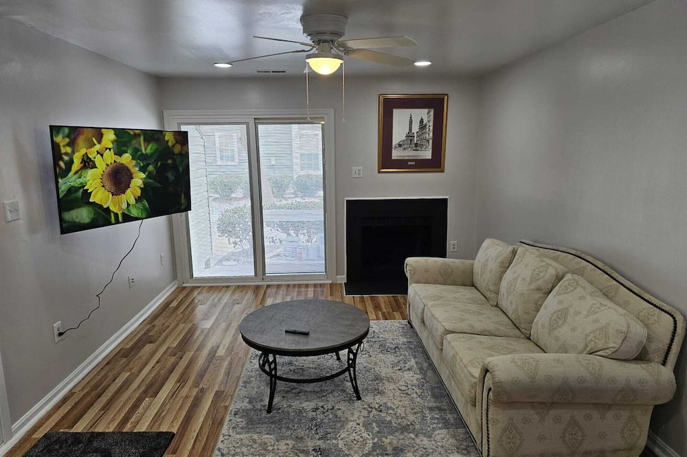 Mount Vernon Condo | Cozy 1-bedroom condo in wonderful Alexandria with WiFi, AC, Free Parking