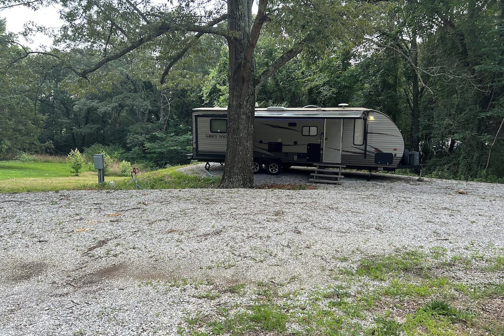 Mountain View RV Rental | 2 Bedroom Camper in the Folk Music Capital-Pet Friendly-Close to Golf Course