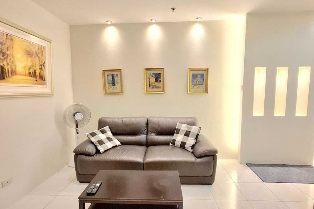 Ermita Night District Apartment | Luxury 1-bedroom apartment with Manila Bayviews with AC, Pool, Balcony, Netflix