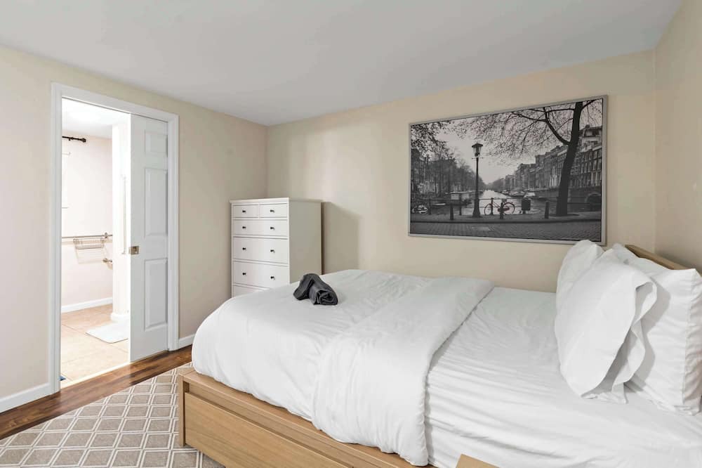 Maplewood Apartment | Quiet Studio Getaway w/Washer/Dryer & Parking
