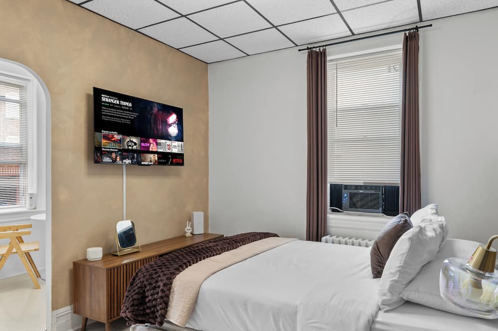 The Heights Apartment | Modern Studio + Free Parking Near NYC
