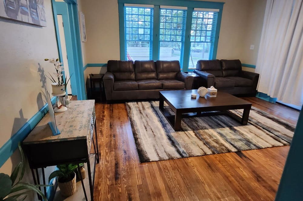 Galveston House | 7 Guests Galveston Coastal Retreat - 3Blks from the Beach! with WiFi, AC