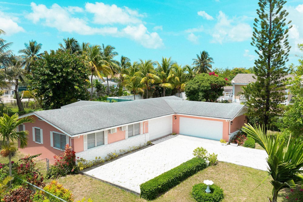 Westward Villas Subdivision House | Three bed two bath located in beautiful Nassau Bahamas