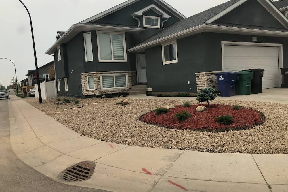 Saskatoon House | Hampton 3BR/2BA Suite Near Airport