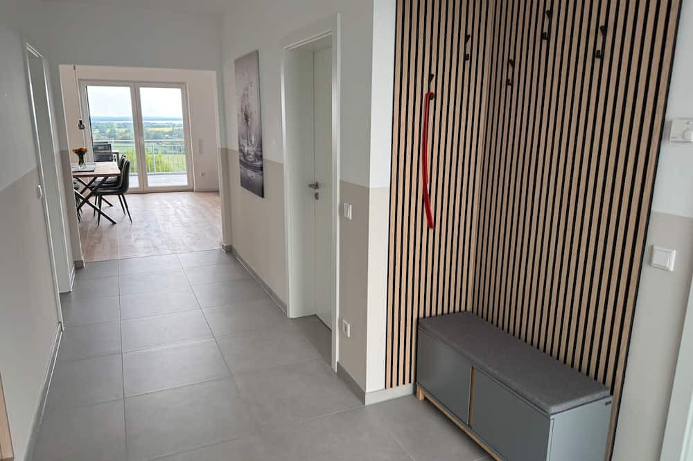 Wolpinghausen Apartment | Apartment 'Berg' with Lake View, Private Terrace and Wi-Fi