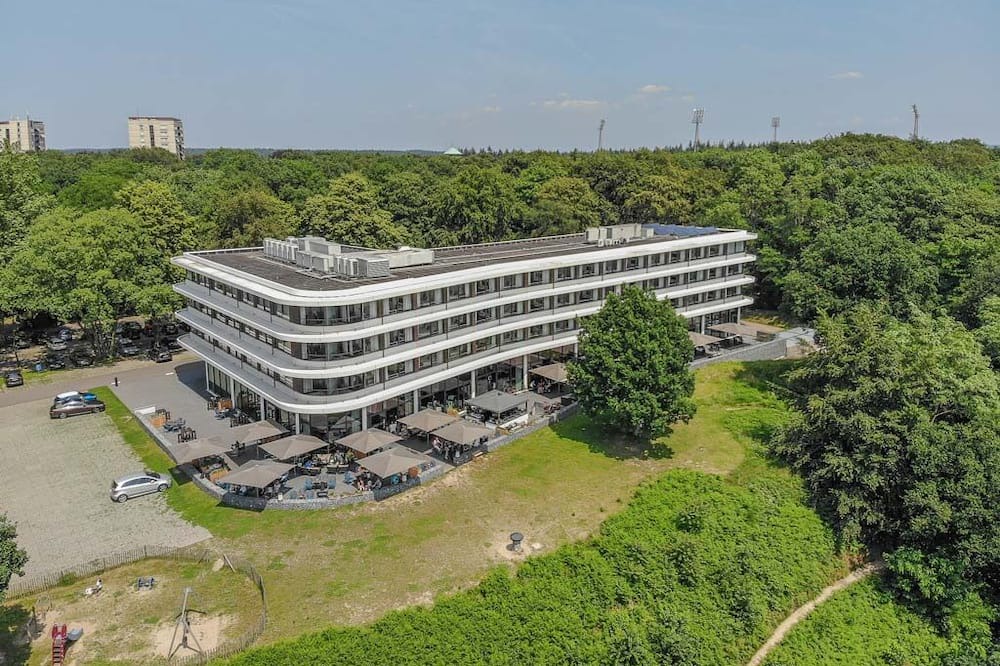Wageningen House | Serene Hideaway w/Spa, Gym & Onsite Dining | Outdoor Adventure & Local Landmarks