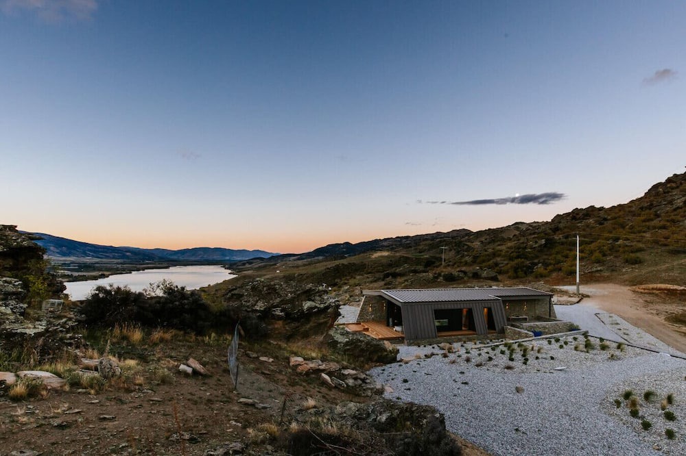 Lowburn Villa | The Boulders Retreat - Lake Views - Outdoor Bath