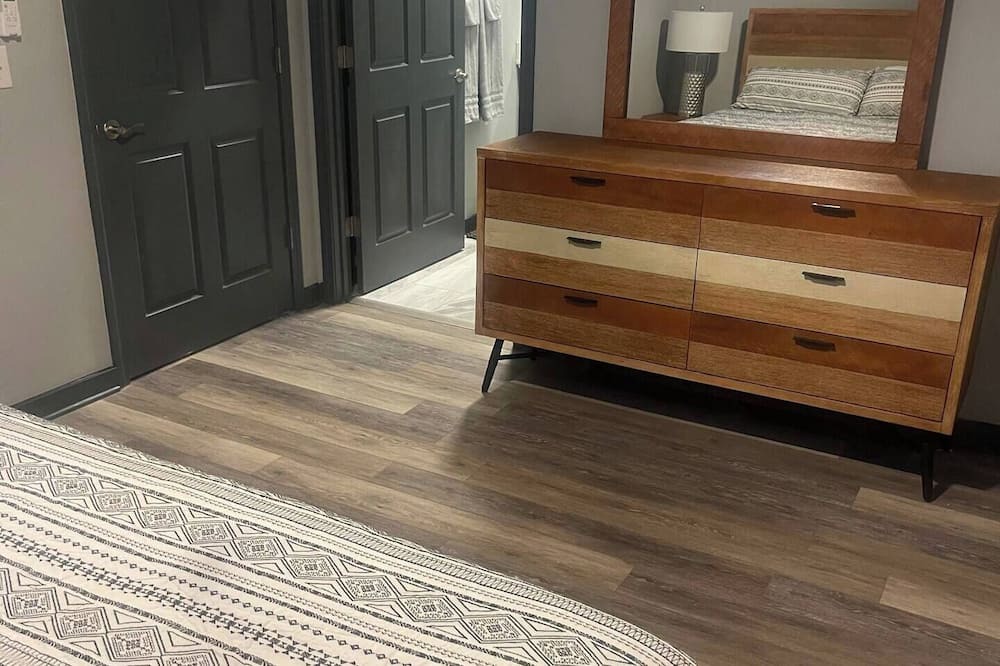 Bristol Apartment | Downtown 1st Level Loft