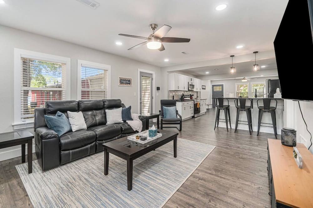 Grandview House | Chic Space/12M->Belton, 910 Mbps